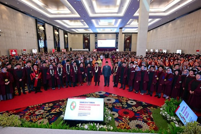 Presiden Prabowo Subianto menghadiri Sidang Senat Terbuka dalam rangka Pengukuhan Mahasiswa Baru Sarjana dan Magister Tahun Ajaran 2025/2026 serta Wisuda Sarjana sekaligus Dies Natalis Universitas Kebangsaan Republik Indonesia (UKRI) Tahun 2025.
